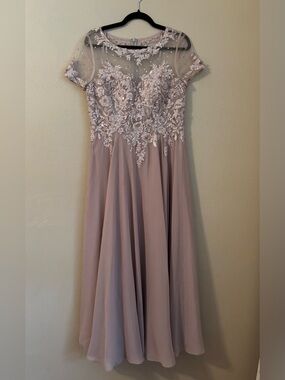 Champagne/Light Mocha Mother of the Bride/Groom Formal Gown